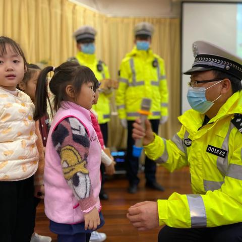 交警进马桥中心幼儿园带“萌娃”学交通安全知识