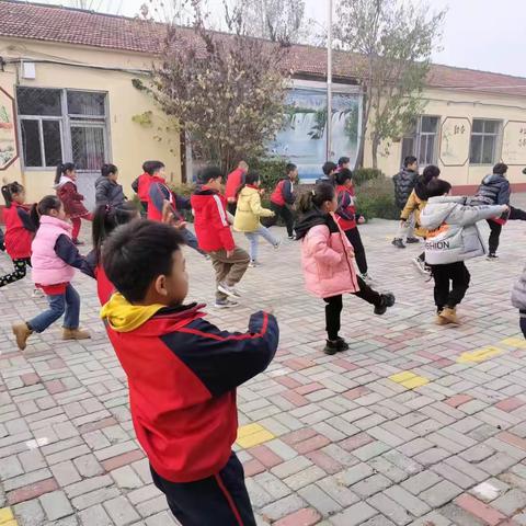 大马庄小学两课一操一作业开展活动