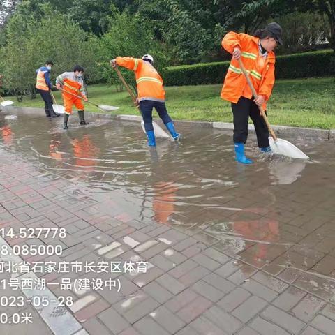 体育大街雨后清淤作业