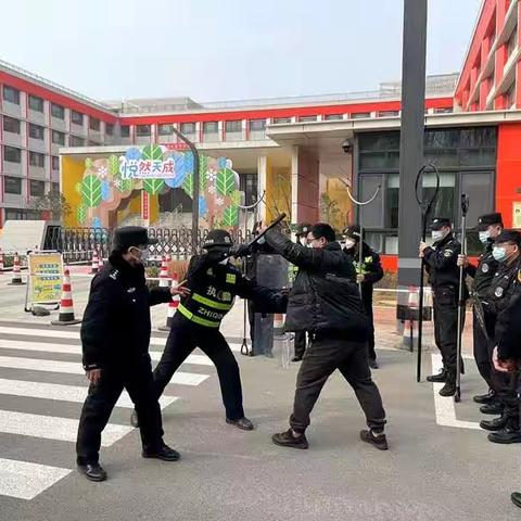 【公安未央分局新府路派出所】开展反恐防爆培训、共筑校园安全墙