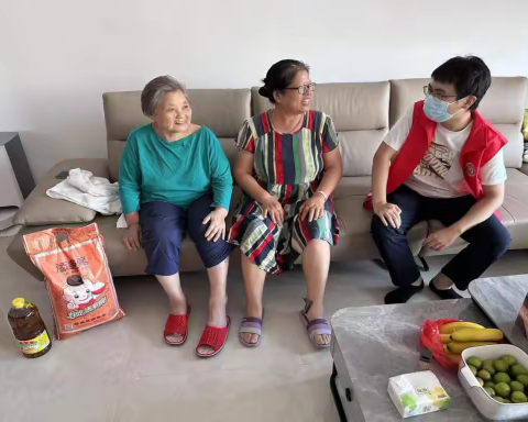 滨海社区走访慰问老党员