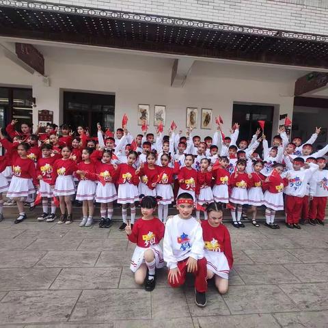 二年级八班 《少年中国说》，为中华之崛起而读书!