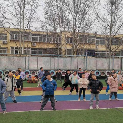 甜甜幼儿园德知二班👉花样篮球课👈🏀🏀🏀🎊🎊🎊孩子们这节课表现棒棒哒👍👍👍