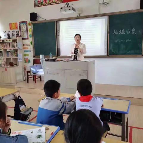 垃圾分类知识进课堂，培养分类投放自觉性
