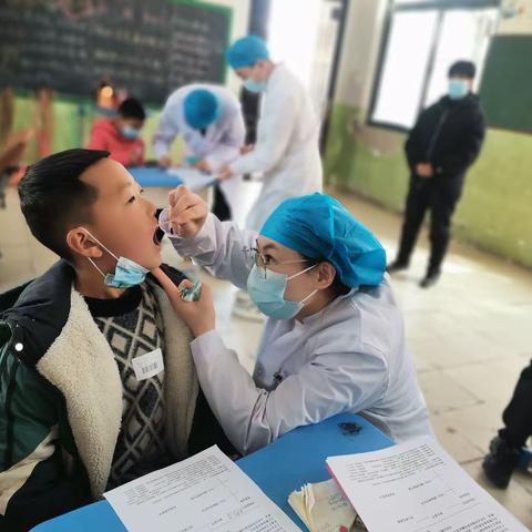 孙庄小学开展爱牙护牙活动——示范区疾病预防控制中心的工作人员对孙庄小学学生进行窝沟封闭检查