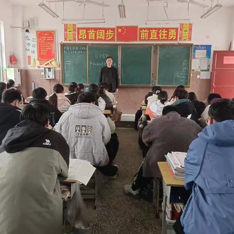 陆营一中党支部书记吕钦给学生上思政课