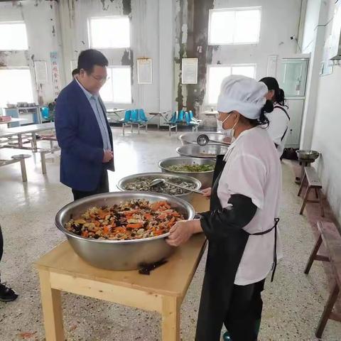 食品安全重于泰山——记界圩小学食堂安全巡查