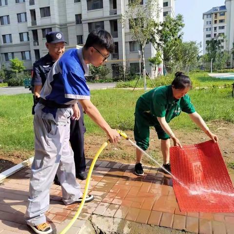 浓浓物业情、情系业主心”南凤东鹅免费清洗地垫活动