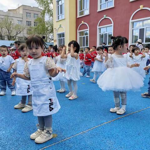 “乐见夏天，舞动六一”小班年组团体操表演、亲子搭建活动《爱上幼儿园》——额尔古纳市幼儿园一园