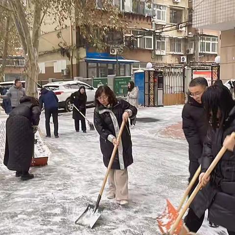 以雪为令 闻雪而动——路南区教育系统开展扫雪除冰活动