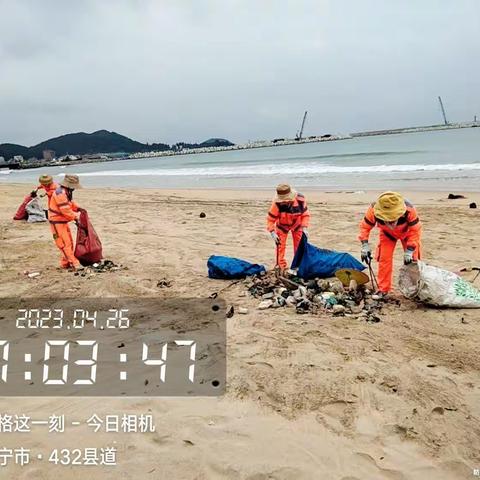【万城镇环卫工作简报】环卫工人在行动，抛洒汗水守护最美海岸线