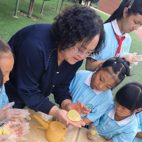 中秋节主题活动"巧手做月饼，浓情家校社”