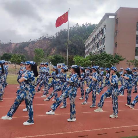 肩负国旗荣耀，绽放青春芳华           ——景山实验学校初中部准军事化管理之国旗班展演