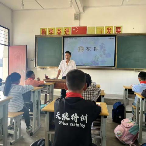 “两校联动推教学，常态教研提质量”