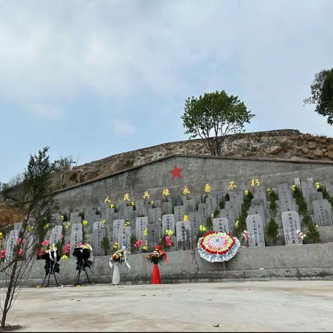清明祭英烈，共铸中华魂——月田镇中心学校清明节祭扫烈士墓活动