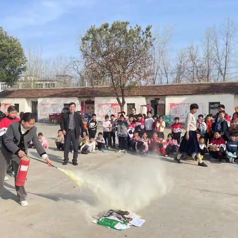 防患于未“燃”——陡沟镇张湾村小学防火灾演练