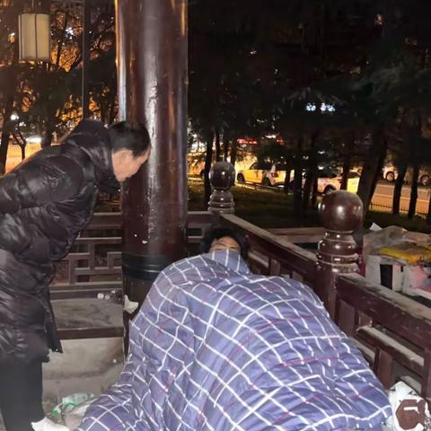 风雪无情 救助暖心 ——西何社区寒夜里的温暖救助行动