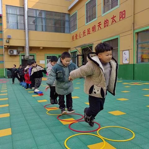 手拉手幼儿园扬帆一班·户外游戏——跳圈⭕️游戏