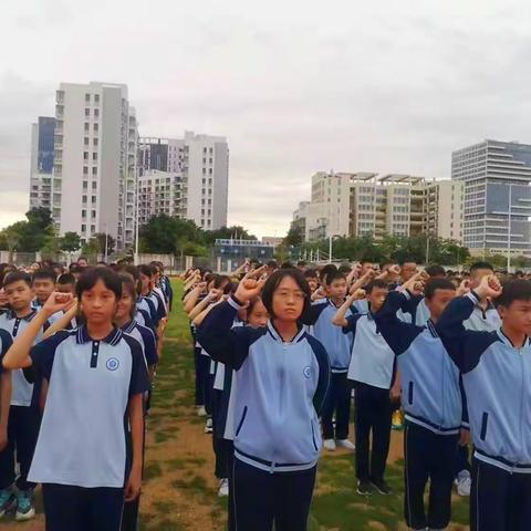 秋风微雨里，昂扬向新程        ——洋浦二中第三周升旗仪式