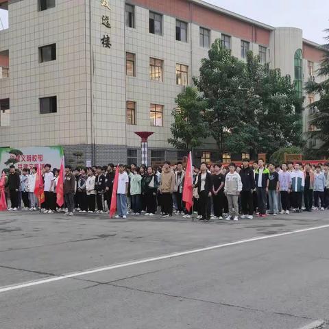 “砥砺身心，成就未来”高一(1)部升旗仪式暨军训动员大会。