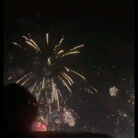 璀璨烟花的背后 ﻿是环卫人暖心的守护