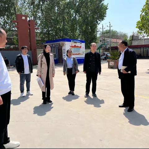 区教体局一行对肥乡区屯庄营中学信息技术能力提升工程2.0整校推进工作进行验收