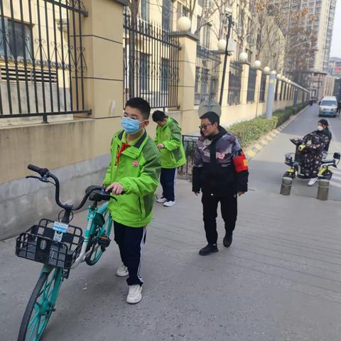 【莲湖 红庙坡】一起学雷锋，道德树新风‖博望社区带领初级中学学生清理共享单车