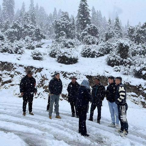 学习宣传贯彻党的二十大精神·送文艺到虫草采挖点活动