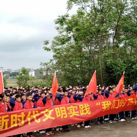 缅怀先烈，传承信仰——蒙村镇中心小学祭扫烈士陵园活动