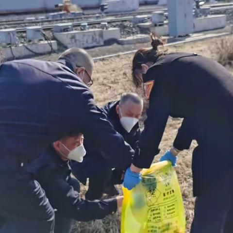 客运车间组织职工清理线路两侧白色垃圾