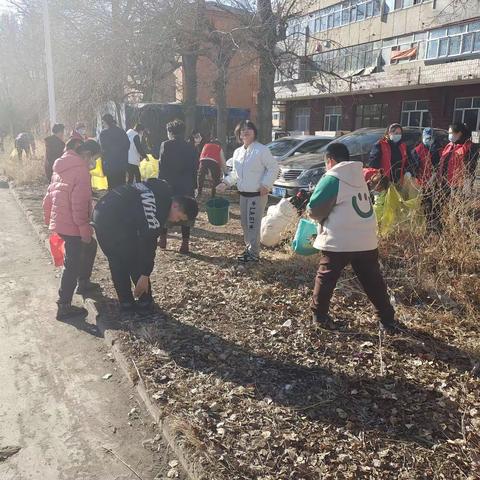 学雷锋，树新风———火电社区团委联合齐市第七中学进行捡白色垃圾活动