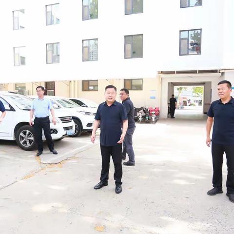 炎炎夏日送清凉，丝丝关怀暖人心。