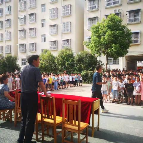 勇立潮头，扬帆远航—明德中心小学散学典礼暨书法家杨再春先生题写“明德中心小学”校名揭牌仪式