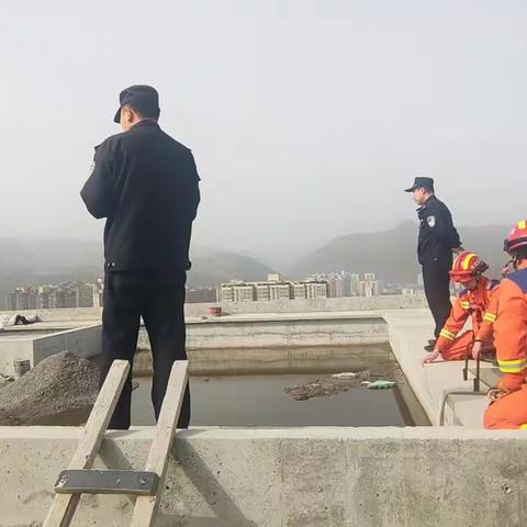 情感问题想不开，人民消防来救援——山阳消防救援大队联合民警成功救援一跳楼男子