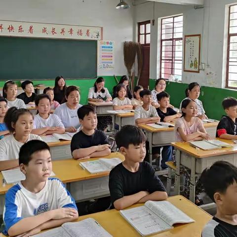 展课堂风采   促教师成长                                ——石灰窑小学听评课活动