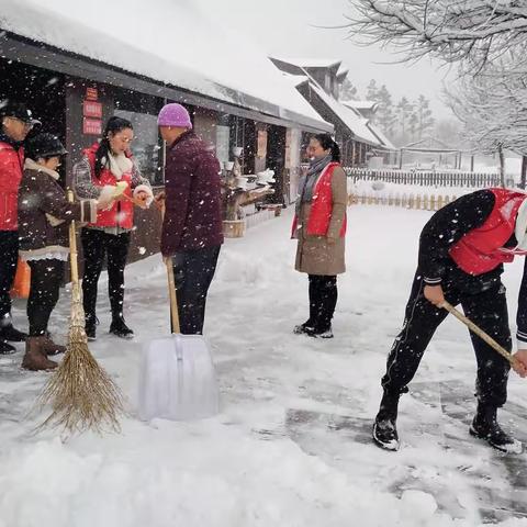 敖乡“石榴籽”志愿服务暖在心 扫除积雪保平安