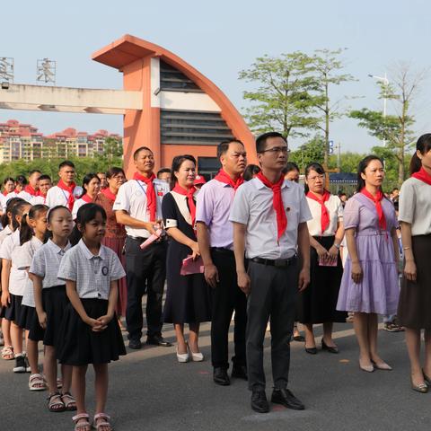 “学习二十大 争做好队员”——来宾市滨江小学新队员入队暨“红领巾奖章”颁章仪式