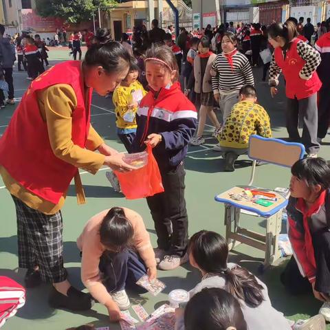 小“市场”大收获———三江口中心小学开展爱心跳蚤集市党员志愿服务活动