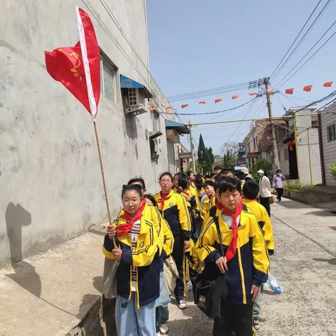 高龙小学开展“缅怀革命先烈  弘扬爱国精神”为主题，赴彭店寨爱国主义教育基地－-《投毒洞》参观的远足活动