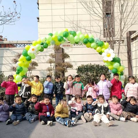 旭馨园幼儿园小二班主题一《我爱我的家》次主题一亲密一家人