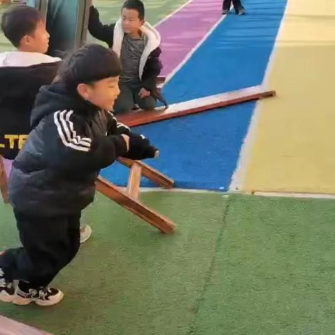 一实幼滨湖分园大四班户外梯子区观察记录