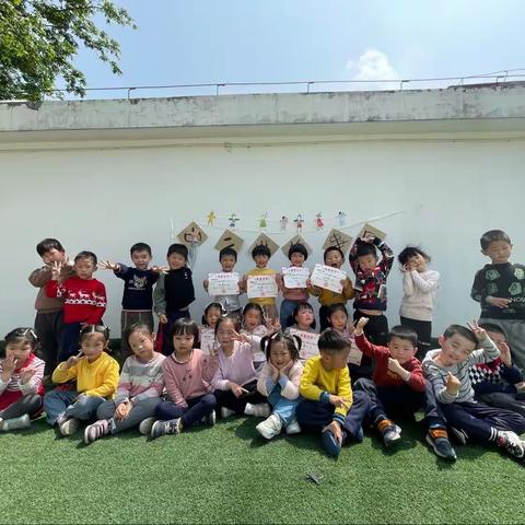 书里书外•书香满载——中二班草坪故事会