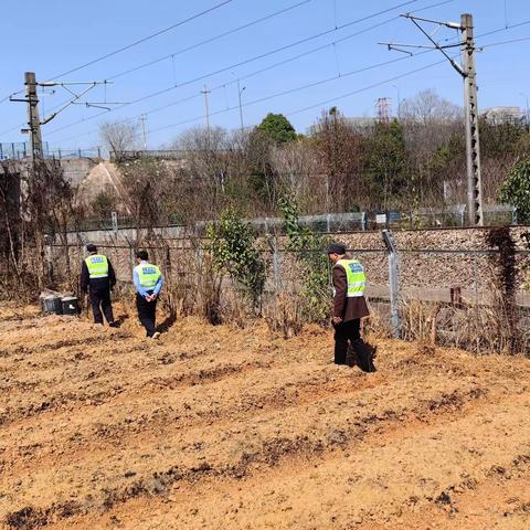 余江区邓埠街道倪桂管委会常态化铁路巡查