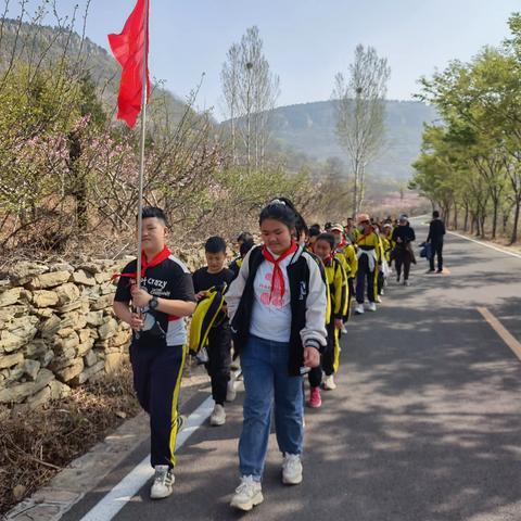 祭扫烈士墓，缅怀革命情 ——市中区孟庄镇黄山涧小学开展“清明祭英烈”主题活动