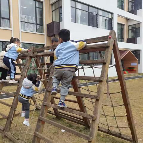 桃花中心幼儿园大二班自主游戏课程《攀爬架上的小超人》