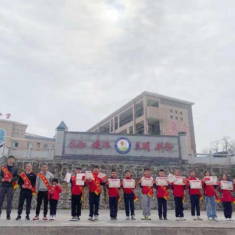县二小新校区发红包咯#隆重表扬县田径运动会“荣耀而归”运动员