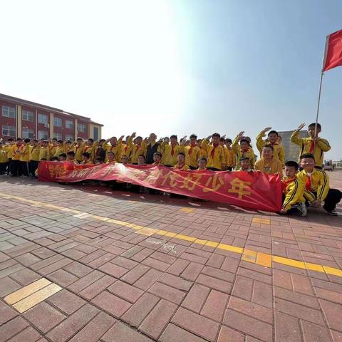 发扬雷锋精神，还街景美丽！三六班在行动！