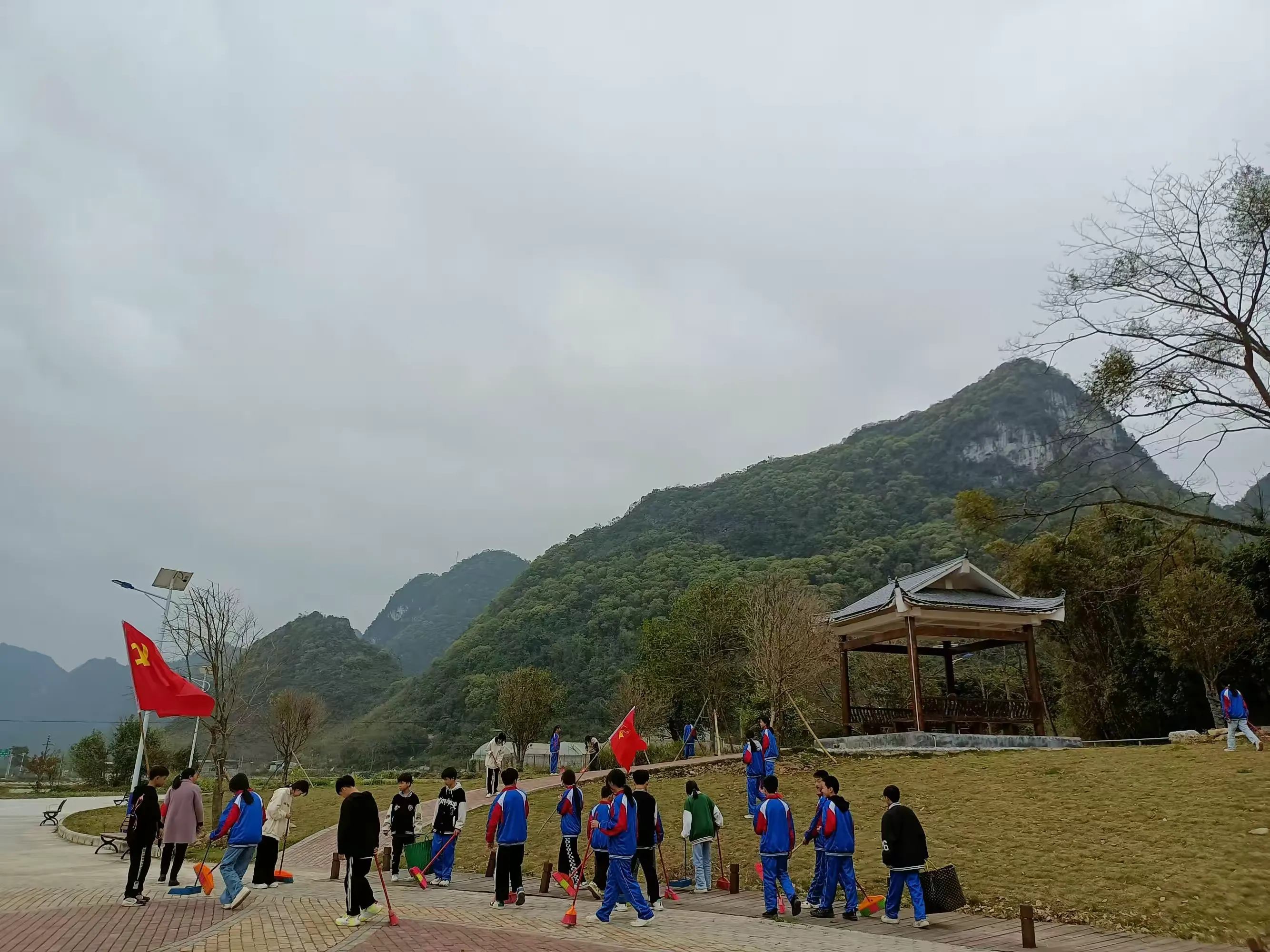 简篇-传承雷锋精神,争做时代新人——靖西市化峒中学展开学雷锋志愿活动