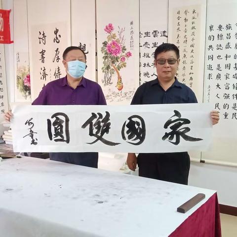 西里街道君晓社区开展“喜迎双节 翰墨飘香”书画交流笔会活动