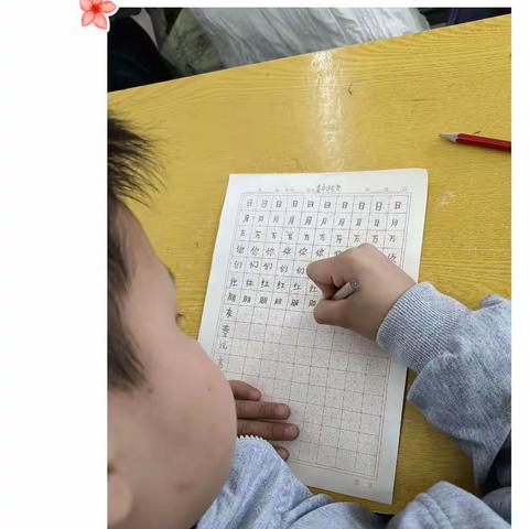 小小少年规范书写—“双减”下侯寨小学课间组织书法练习。